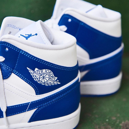 青/白のカレッジカラーを纏った エアジョーダン1 MID Kentucky Blue が