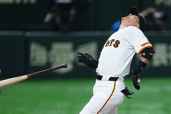 巨人・吉川尚輝、156キロ死球に悶絶 治療で下がるもプレー続行、ドーム