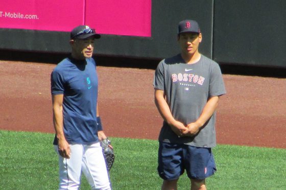 吉田正尚、イチロー氏に緊張の面持ち 駆け寄り両手でガッチリ握手…約5