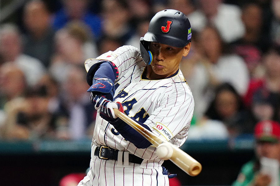 吉田正尚、値千金の同点3ラン！ 侍ベンチ大熱狂…右翼ポール際に右手1本