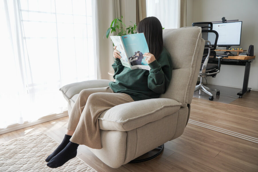 お家時間の相棒に！座り心地抜群のリクライニングソファ「FLEXISPOT