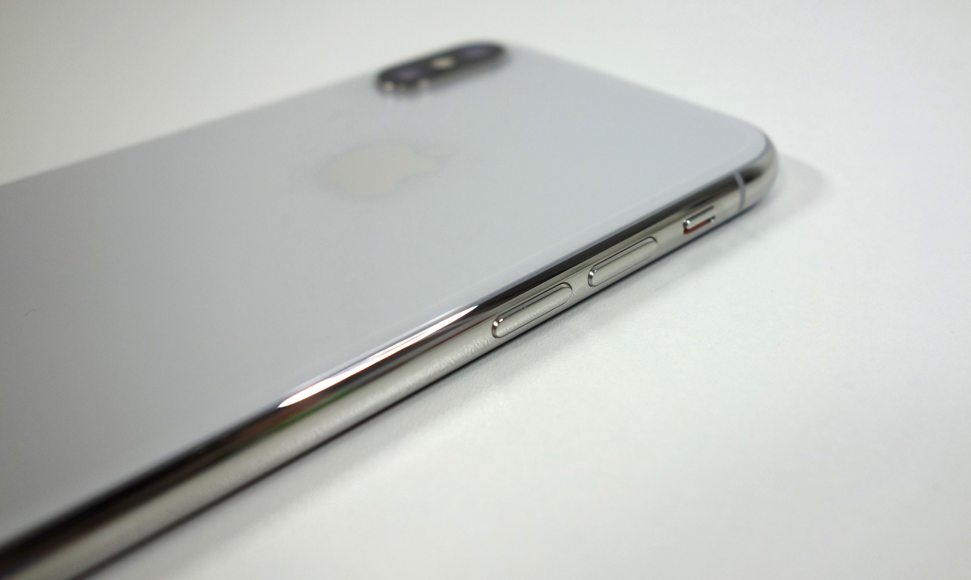 iPhone Xシルバー外観レビュー、iPhone 8と比較して金属部分が光沢質感