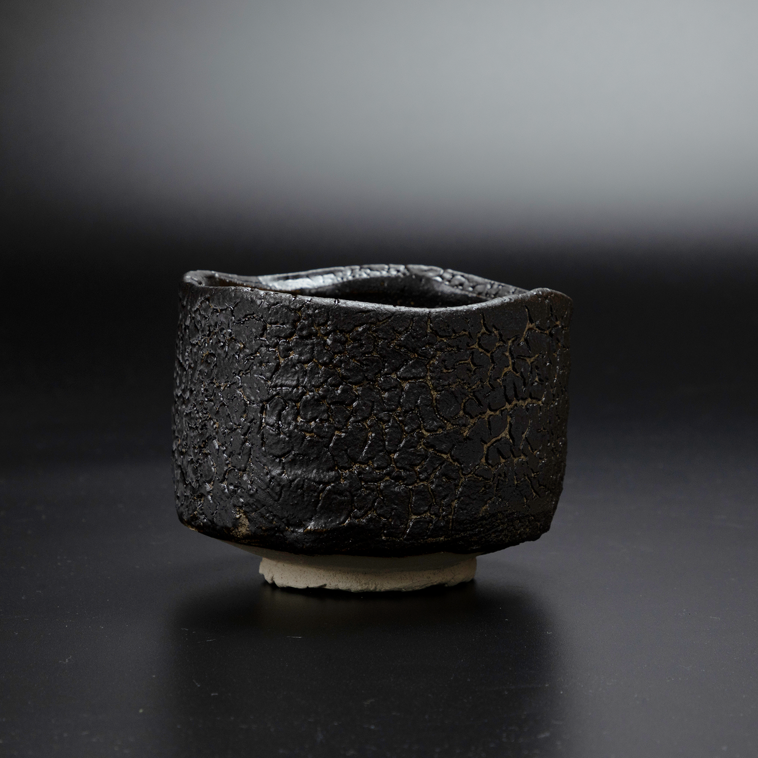 瀬戸黒 抹茶茶盌｜侘び寂びが映る、日本の美と茶のひととき