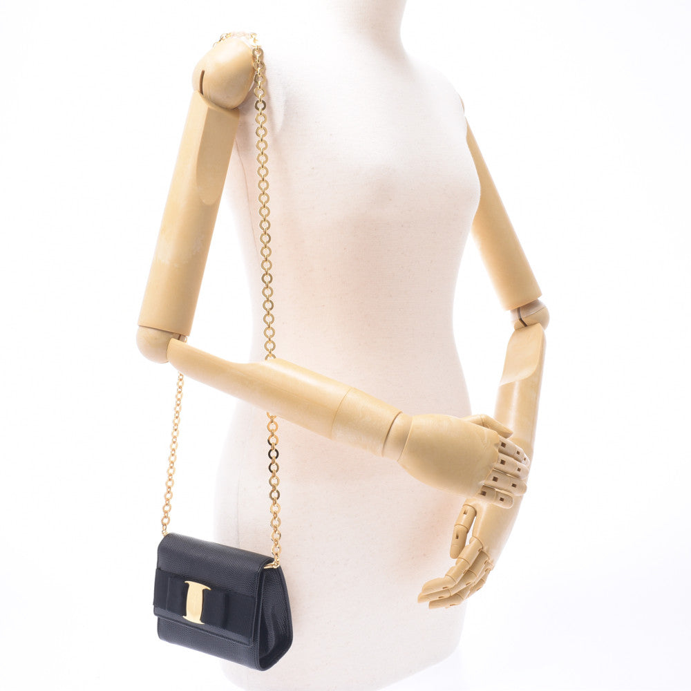 フェラガモヴァラ ミニチェーンショルダー 黒 ゴールド金具 レディース