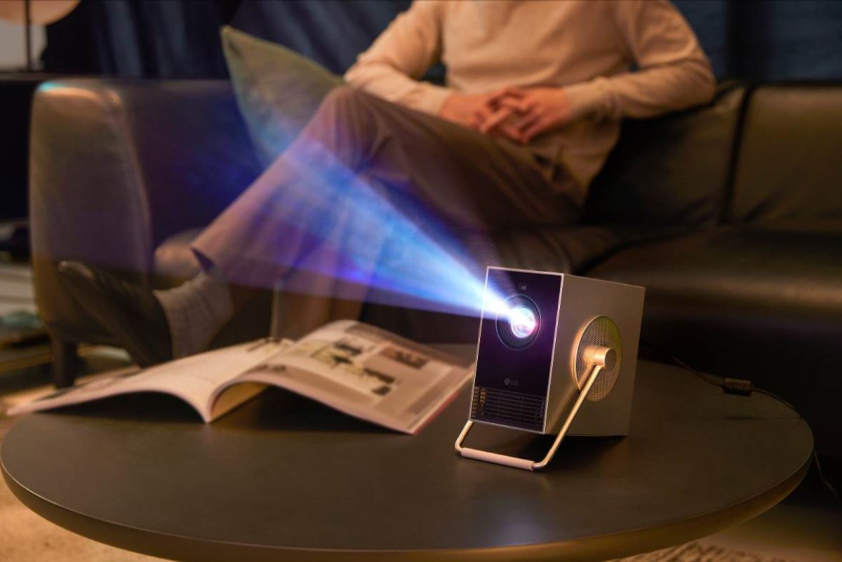 持ち運べる＆高画質！ 超小型4Kプロジェクター「LG CineBeam Q」 | GOETHE