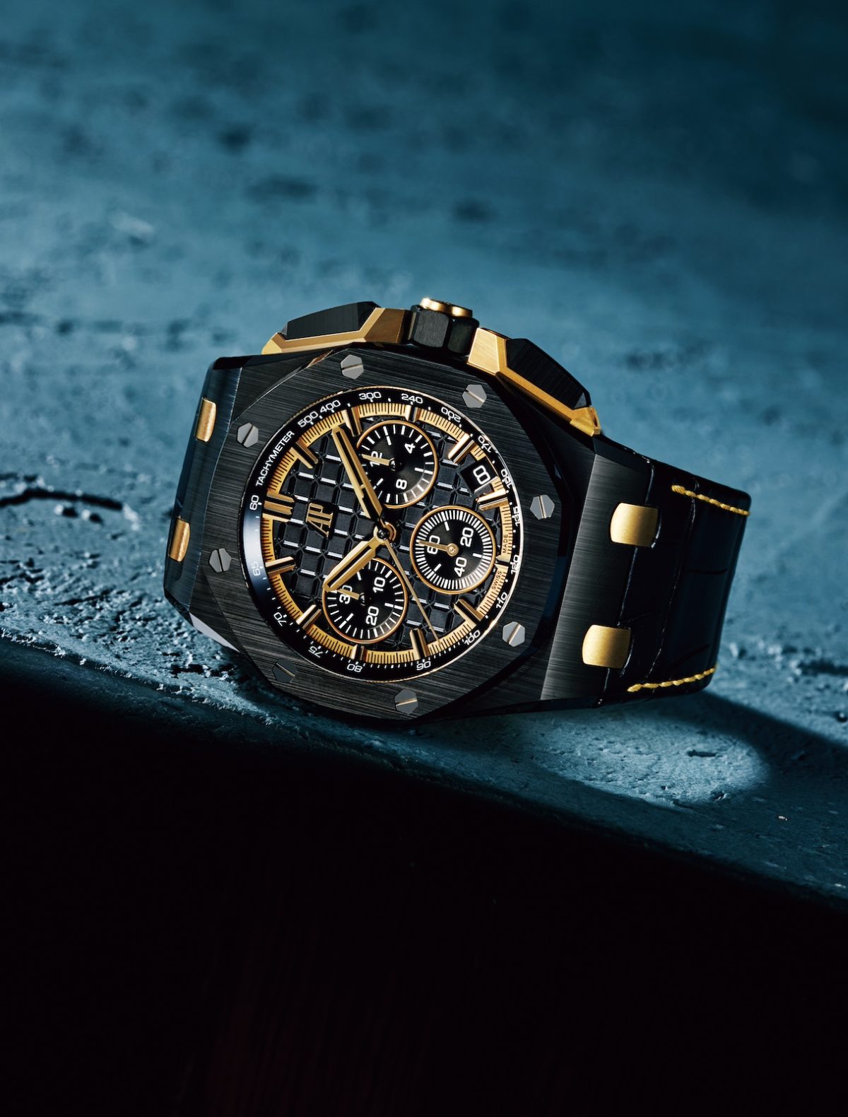 オーデマ ピゲ、ゴールド素材の硬派な「ロイヤル オーク オフショア