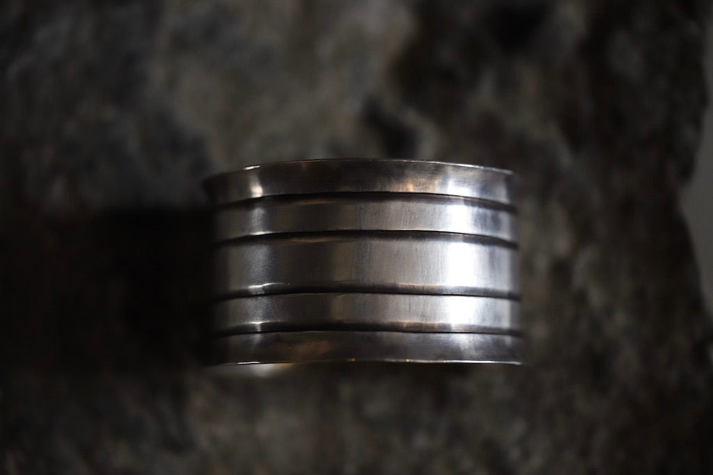 JAMES FAKS 5LINES BANGLE BLACK FOOTブラックフット族 インディアン