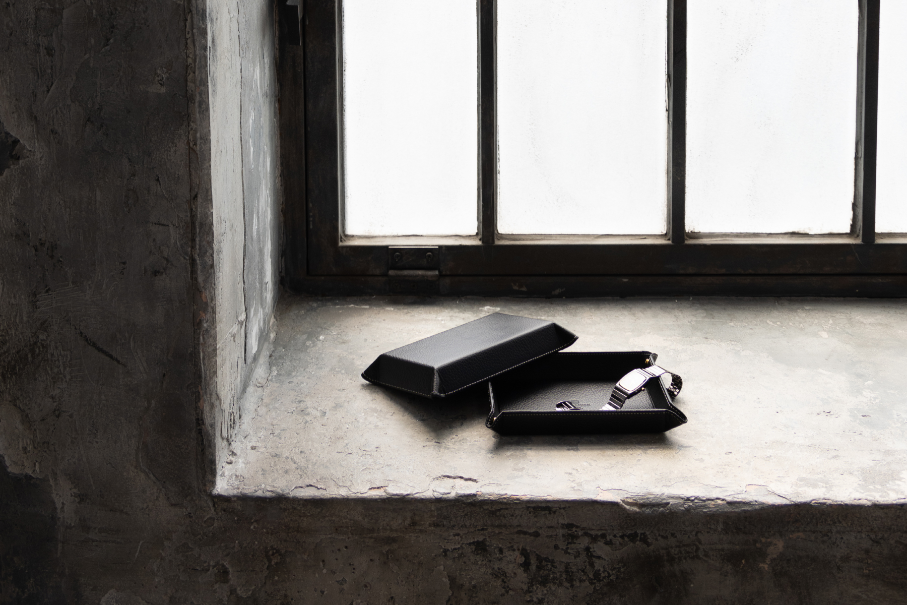 本革ウォッチトレー＜L＞｜高級レザー使用の名入れ可能な記念品