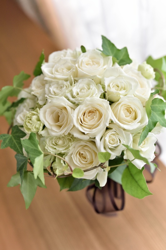 白バラとアイビーのクラッチブーケ | フラワーショップ 花次郎