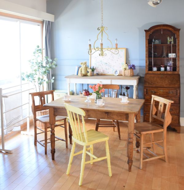 イギリスのおしゃれなアンティークの椅子、ナチュラル感漂うキッチン