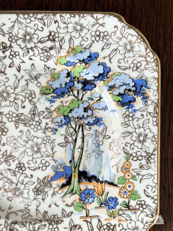 チンツ柄に青いお花が描かれた、キラキラ輝くアンティークのプレート(m