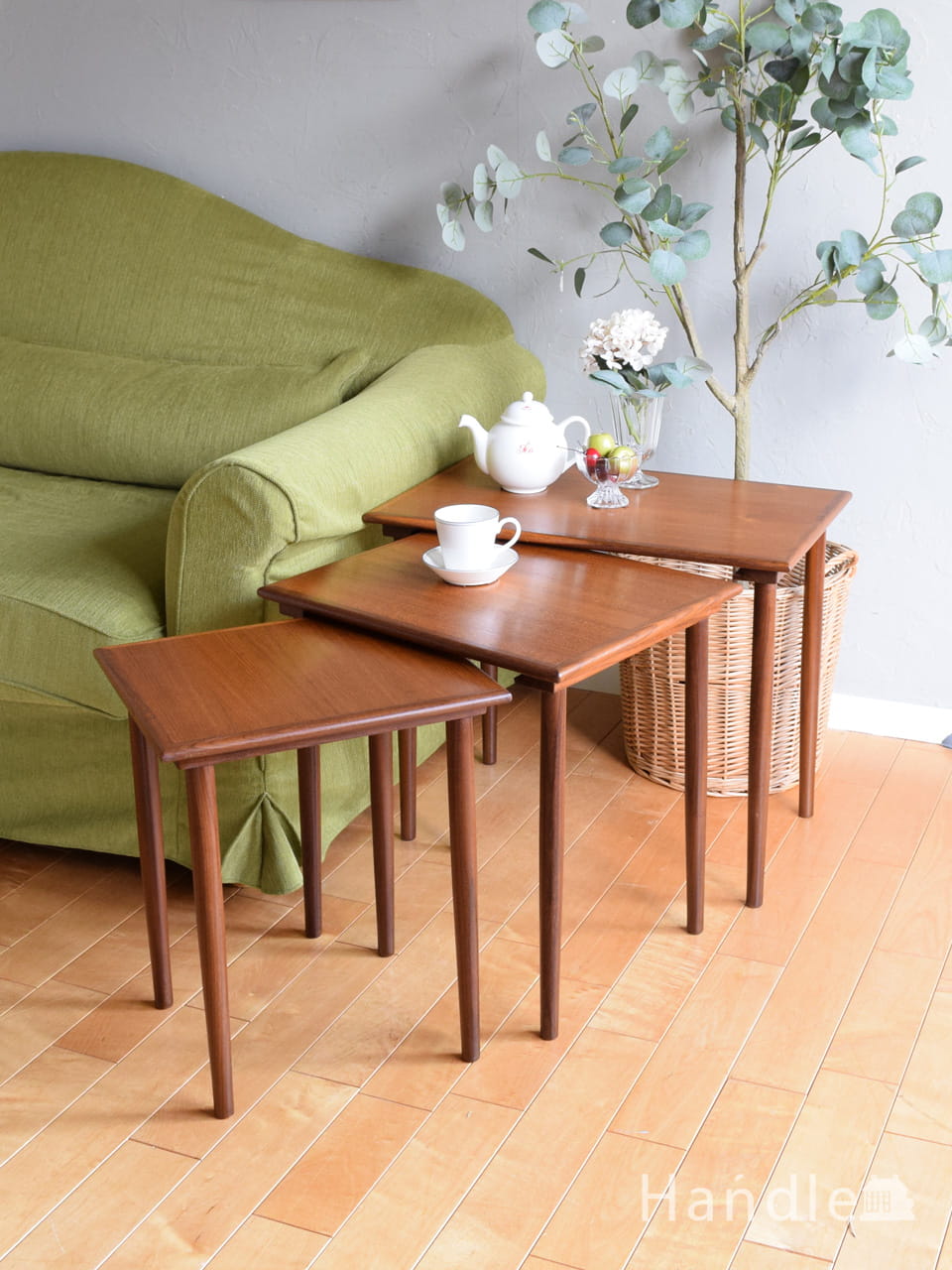 フランスのアンティークテーブル、3台セットになった猫足のネスト