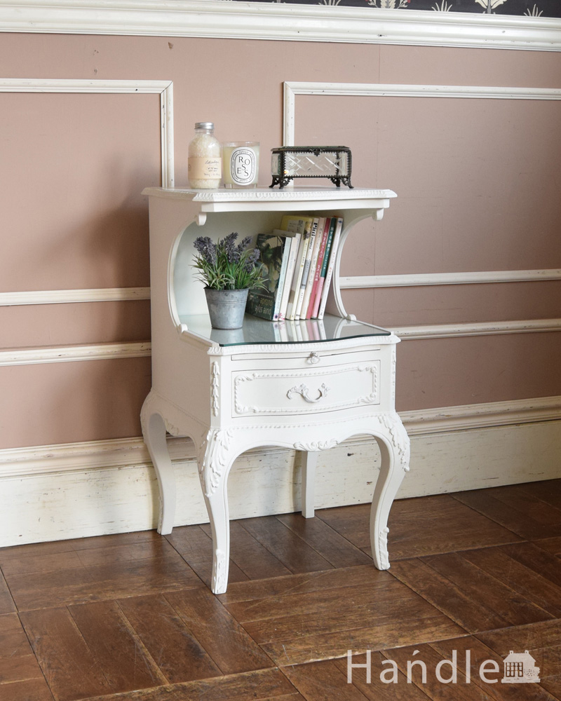 美しいアンティークのフレンチインテリア、ホワイトカラーのベッド