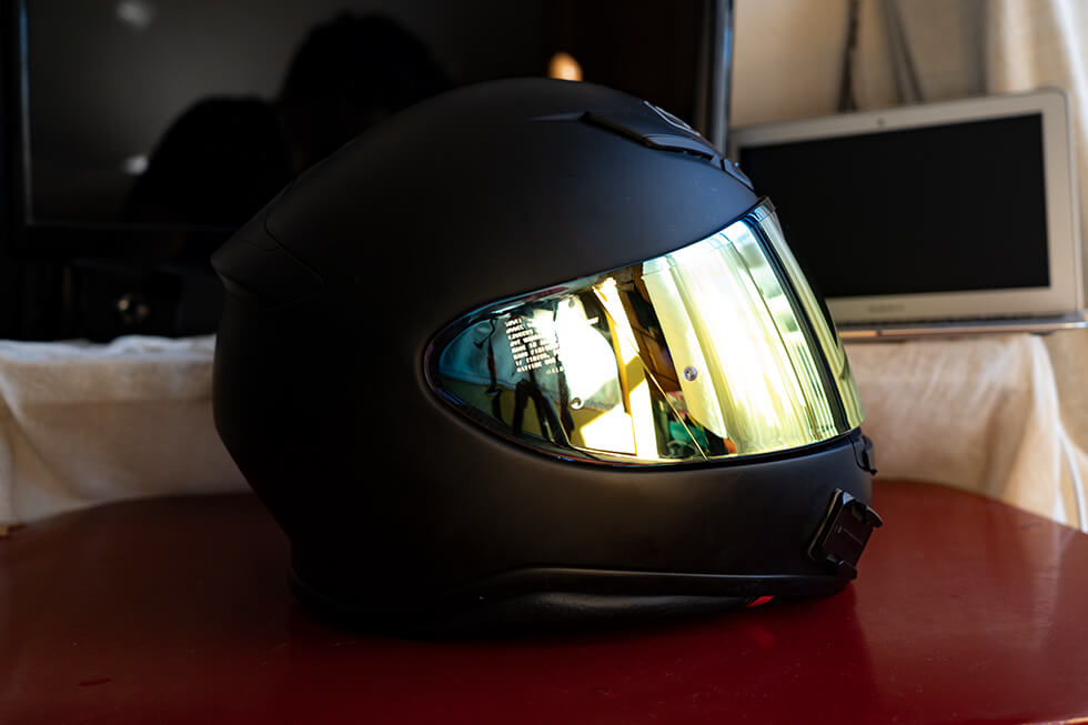 SHOEIのミラーシールド、「メロースモークミラーブルー」と「スモーク