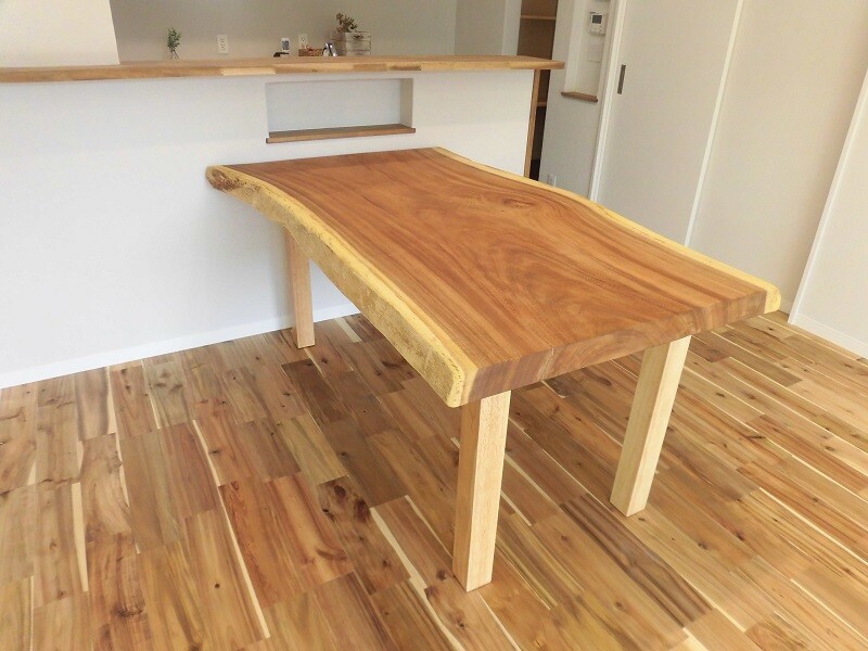 モンキーポッドの一枚板をダイニングテーブルに加工しました｜スタッフ