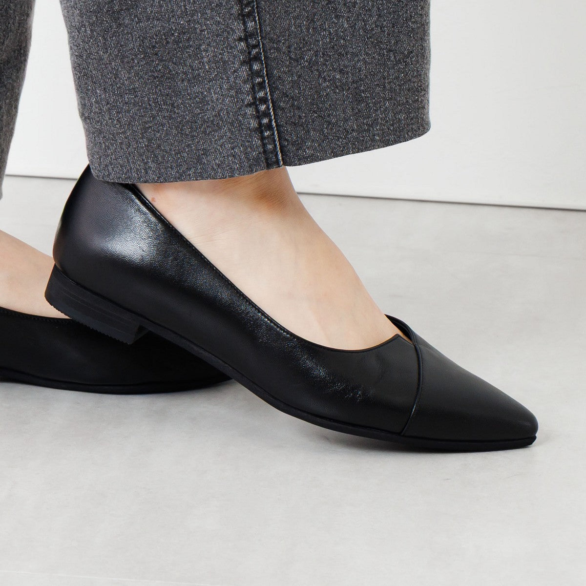 26SS新色追加】アシンメトリーVカットフラットパンプス/641316