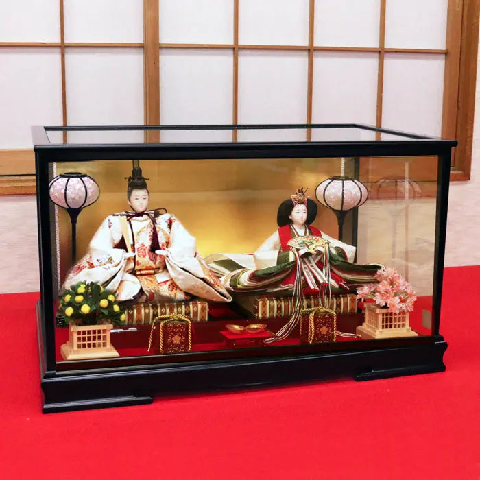 美形な雛人形をガラスケース入り飾りに出し入れできます。【春風雛