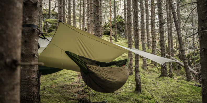 自然に包まれて眠ろう。ハンモックキャンプなら、LESOVIKに決まり
