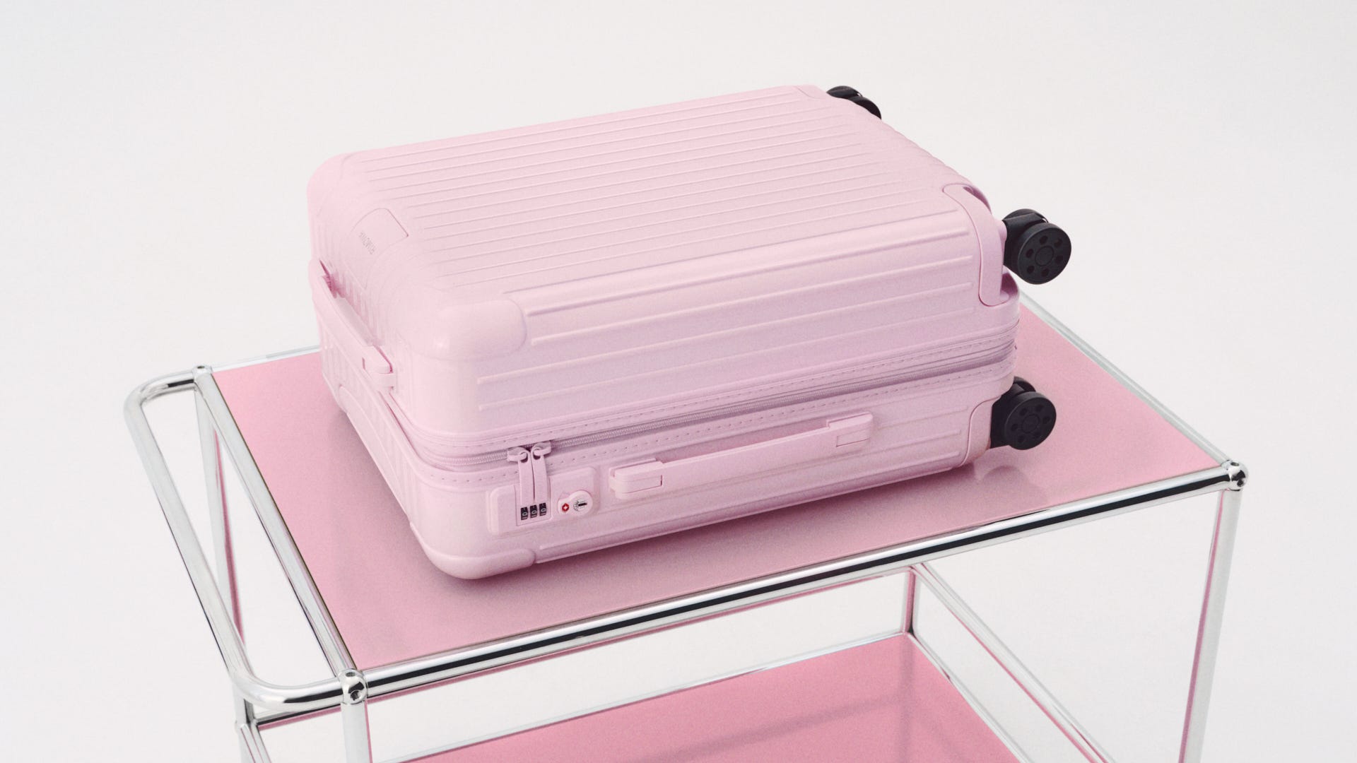 リモワ」からピンクのスーツケースがシーズン限定で登場！| ELLE