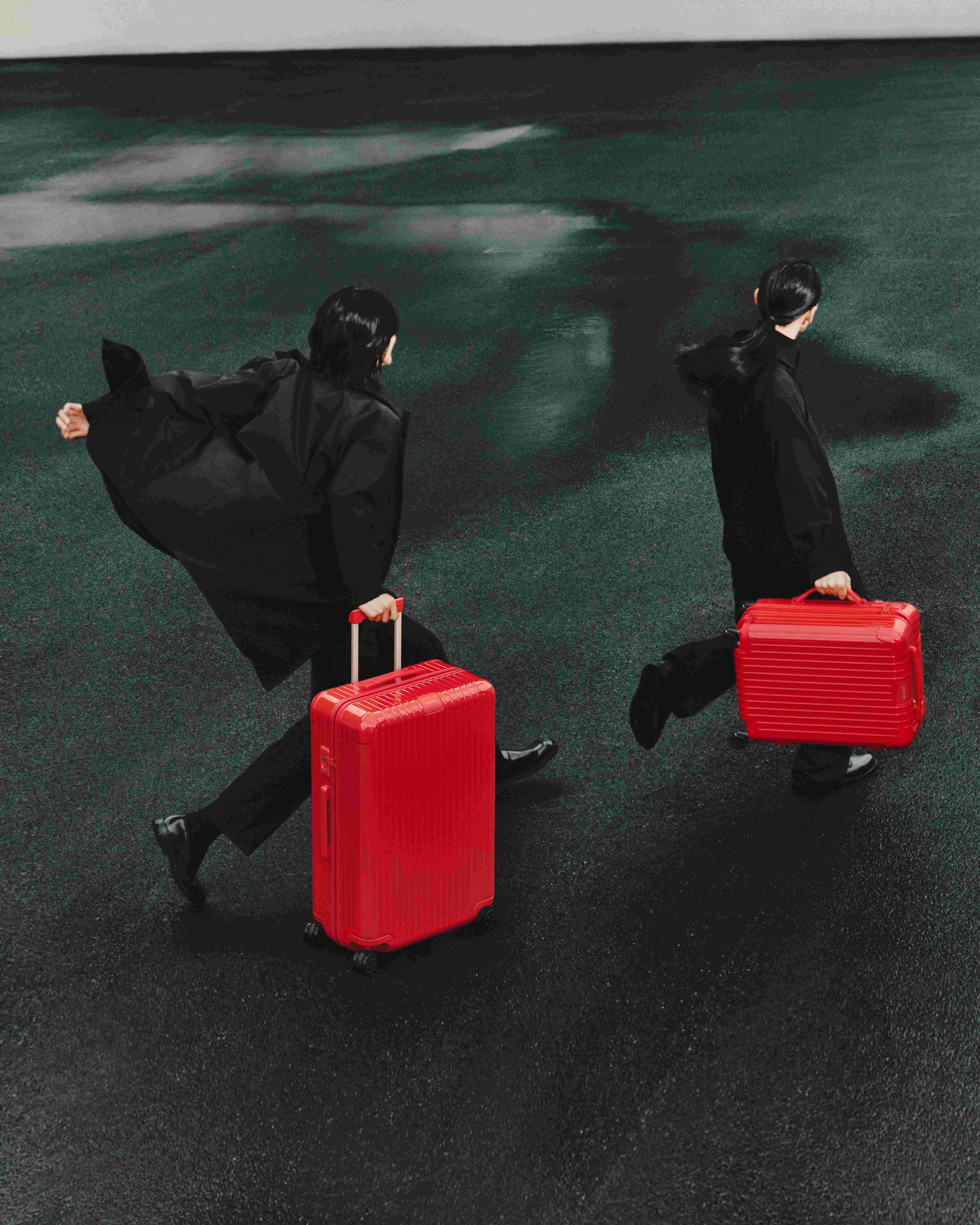 リモワ」から、大胆なカラーで旅を彩る新色“RED”が登場｜ファッション