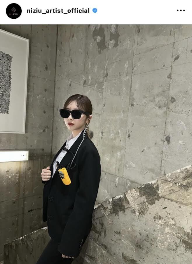 NiziU・ミイヒ、スーツにサングラスでSPに！「守られたいけど守っ
