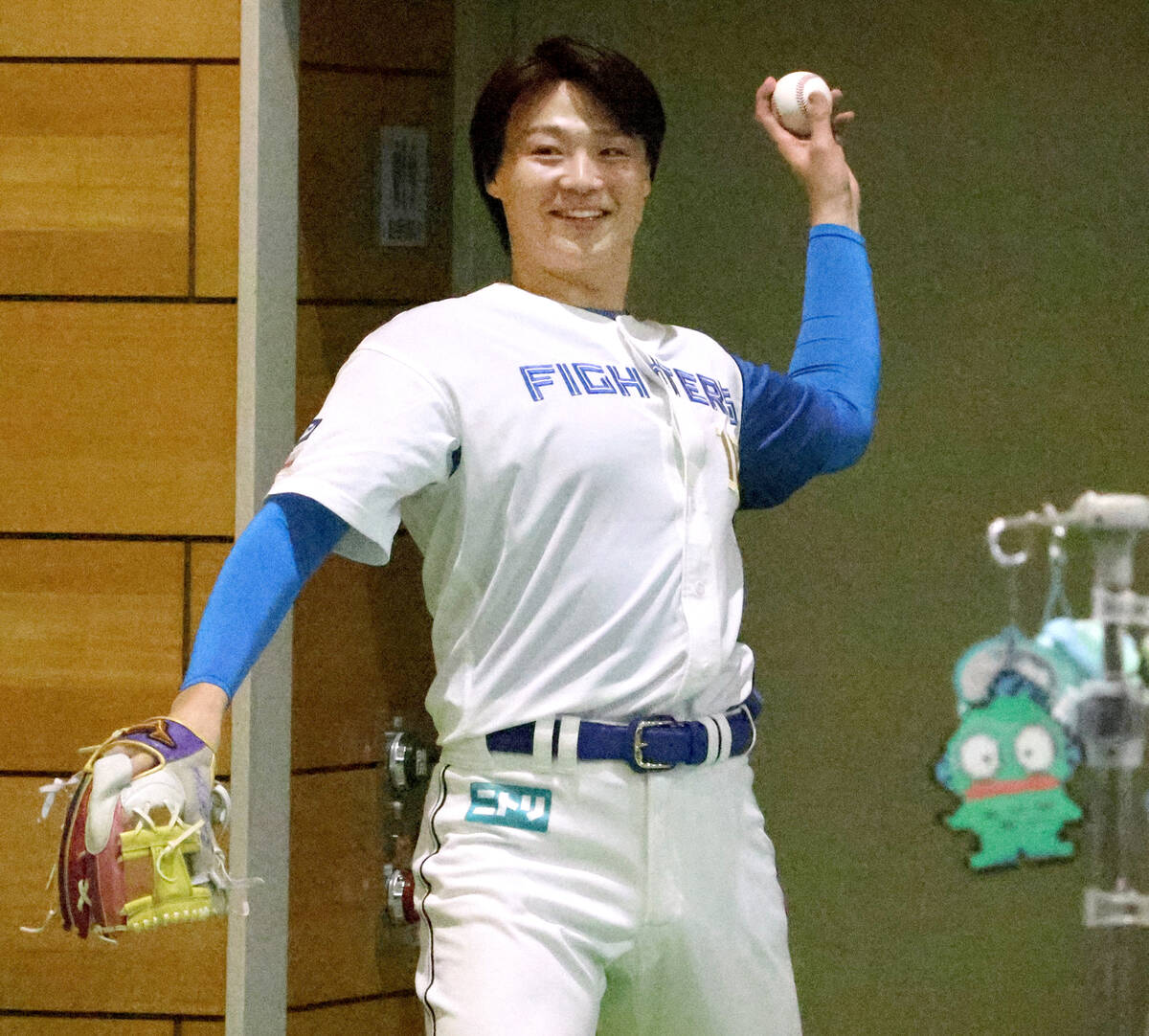 入院中の子どもたちにプロ1号誓った日本ハム・山崎福也「ピッチャー