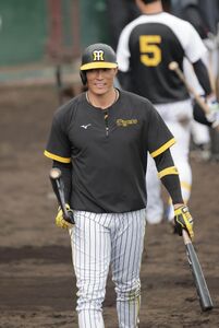 阪神】糸井嘉男外野手 志願の一塁“特守” 久慈コーチ「下半身の動きに