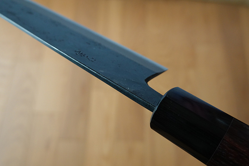 土佐打刃物の伝統を継承する宗石刃物製作所の青紙二号黒打・牛刀 21cm