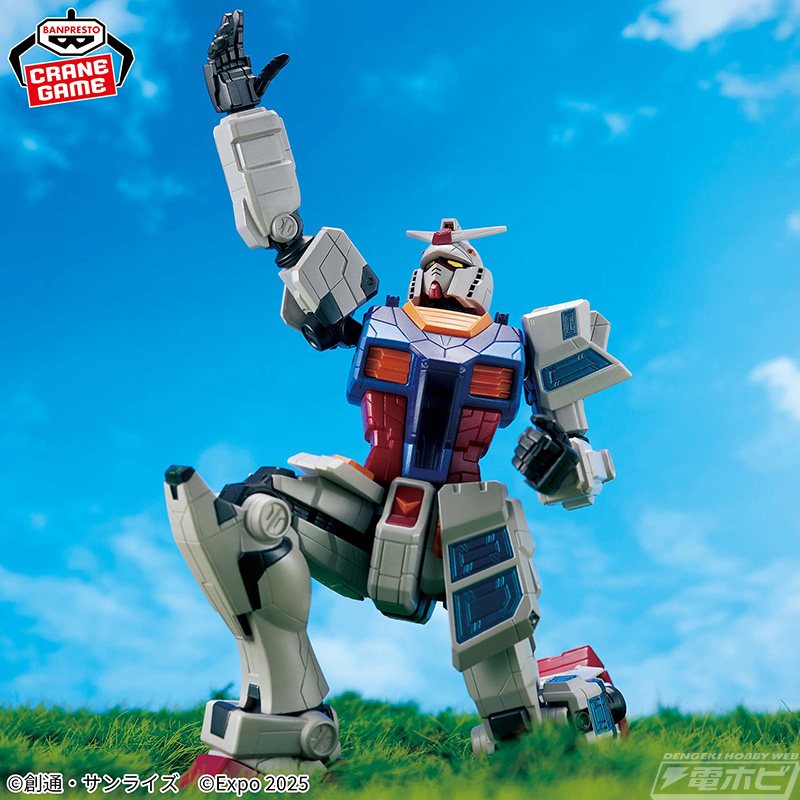大阪・関西万博の「RX-78F00/E ガンダム」が片膝を立てて腕を大きく