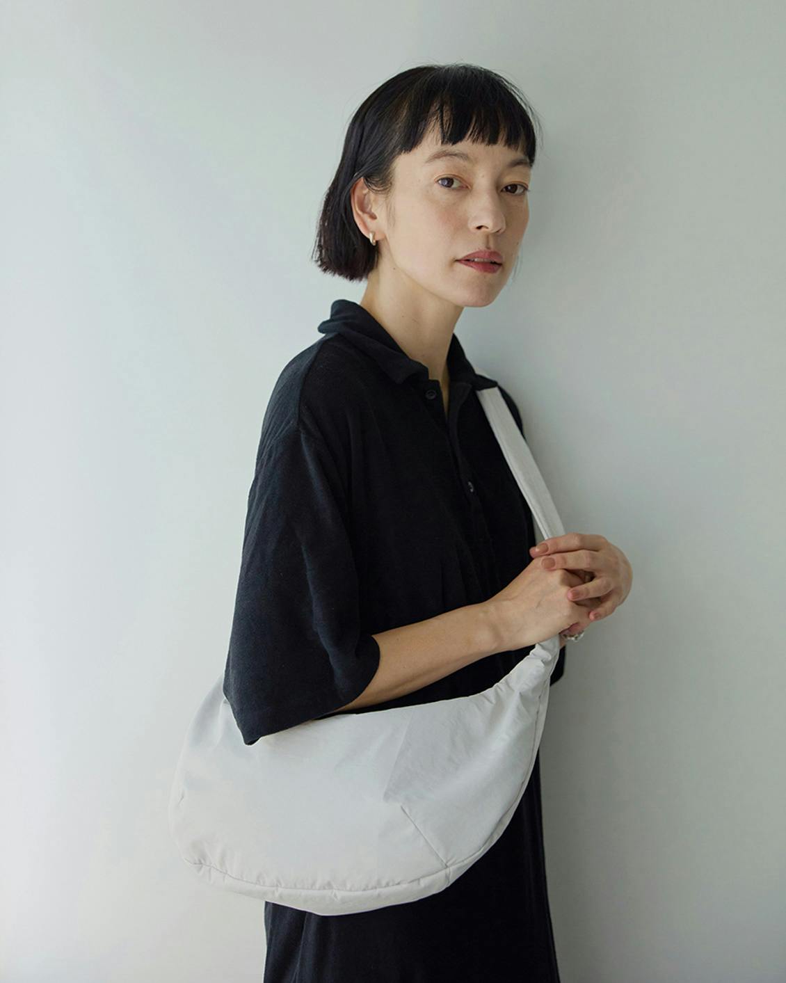 軽やかに、ちゃんと収まる」ムーン型のクロスボディバッグ - 北欧