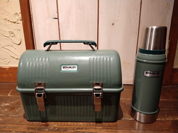スタンレー【クラシックランチボックス】水筒も収納できる優れモノ