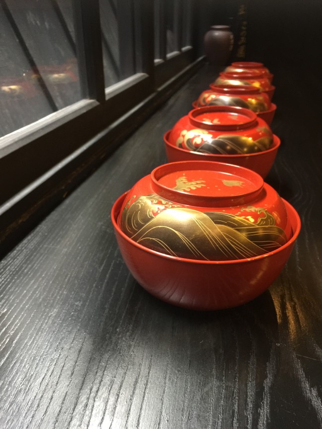 骨董の器と皆敷 -杜鵑草 ホトトギス-