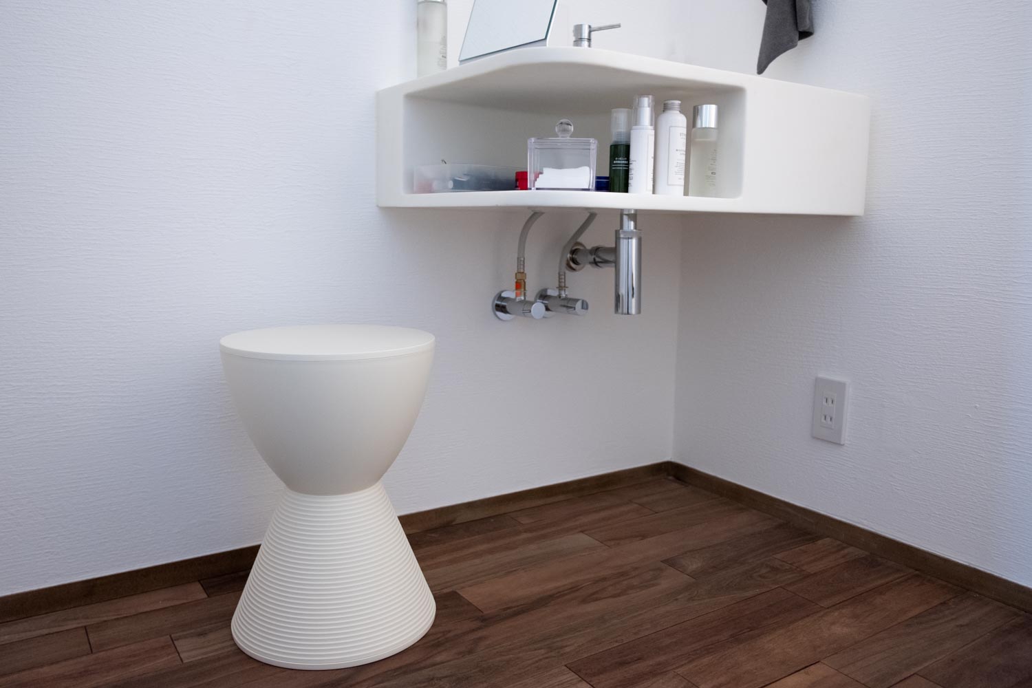 憧れのカルテルのスツール「プリンスアハ」を購入！デザイン洗面台の