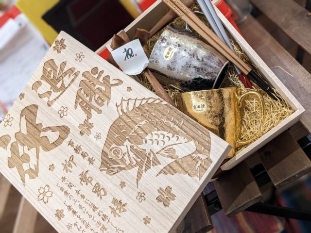 定年退職のお祝いに最高のサプライズを――金と銀の有田焼マグカップ
