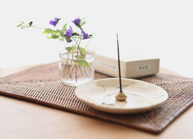伽羅とは？沈香との違いや香りの五味をわかりやすく解説｜香木の魅力と