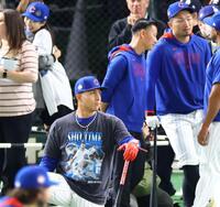 カブス・鈴木誠也 広島レジェンドの姿にベンチ飛び出す 試合前に談笑