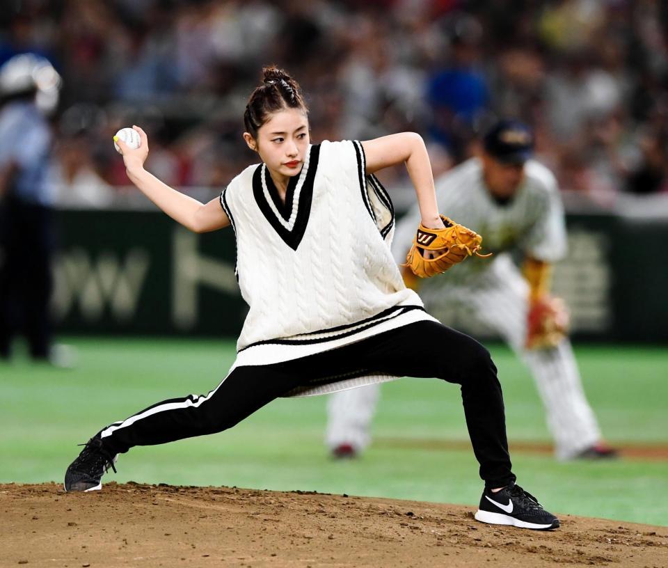 石原さとみ、今年はサブマリン投法で始球式「猛練習した」/野球
