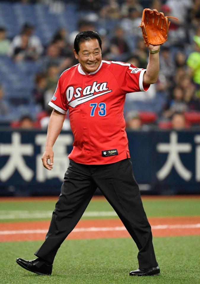 梨田元監督が近鉄ユニホームでセレモニアルピッチ「赤は好きだった