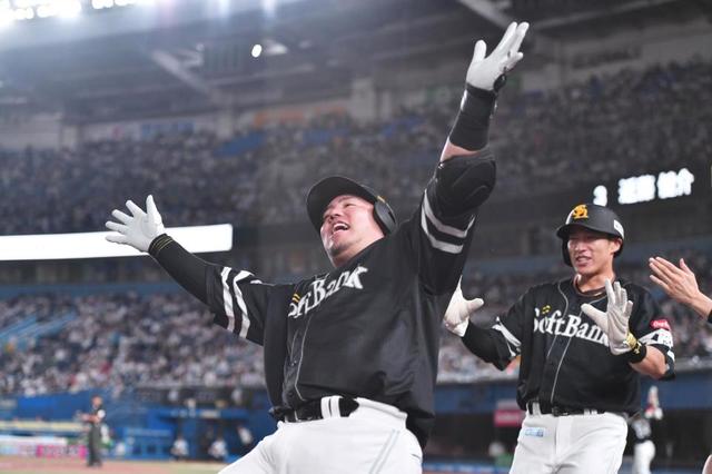 ソフトバンク・山川が5号先制2ラン ZOZOマリンで今季初