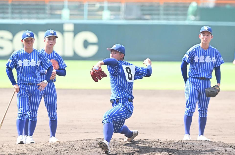 ド派手ユニホーム”が甲子園に降臨 栃木覇者の青藍泰斗に視線集中/野球