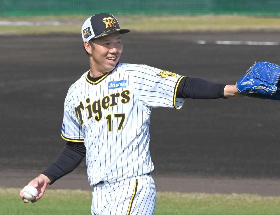 阪神タイガース】箔Tシャツ 青柳晃洋投手 2022041512171-564x376.jpg