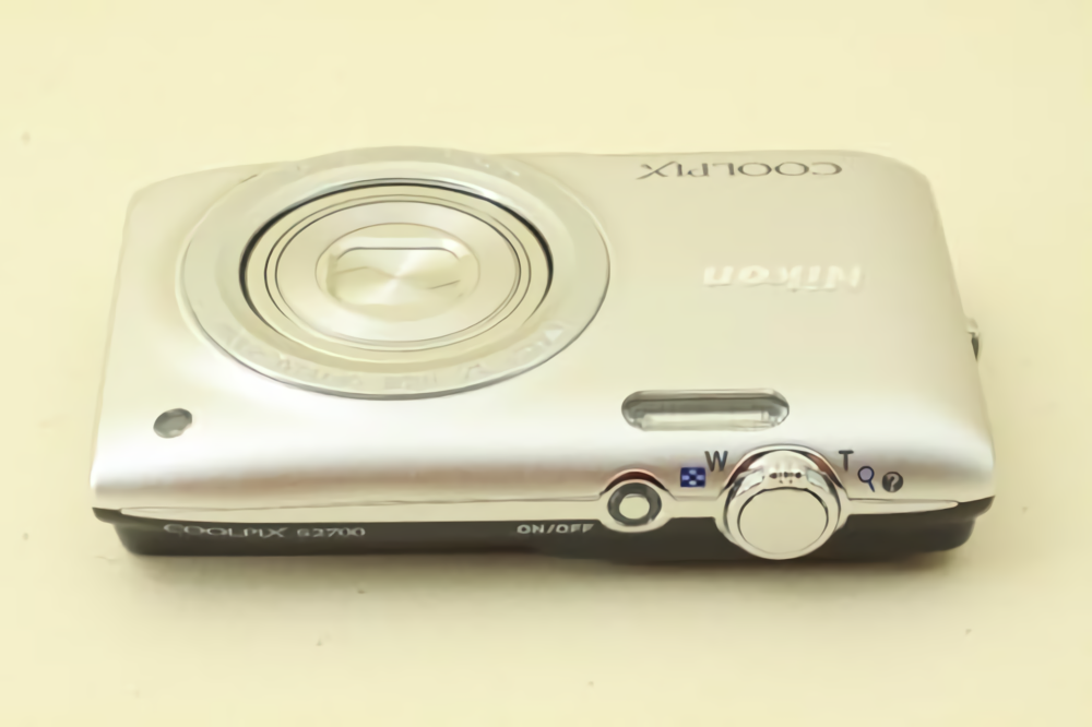 Nikon COOLPIX S2700 Silver 16.0MP 6x Zoom Compact Digital Camera