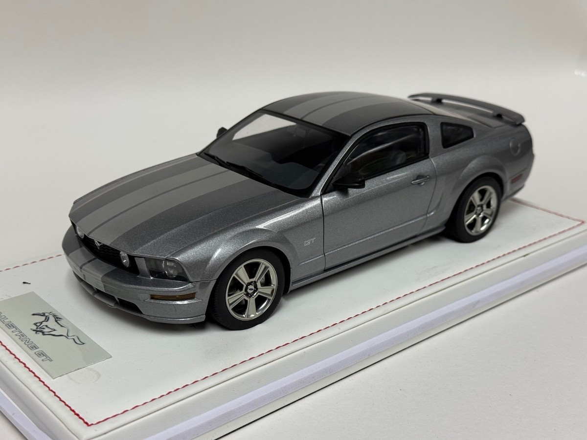 1/18 AutoArt Ford Mustang GT 2005 AutoShow SilverGrey Stripe 73013