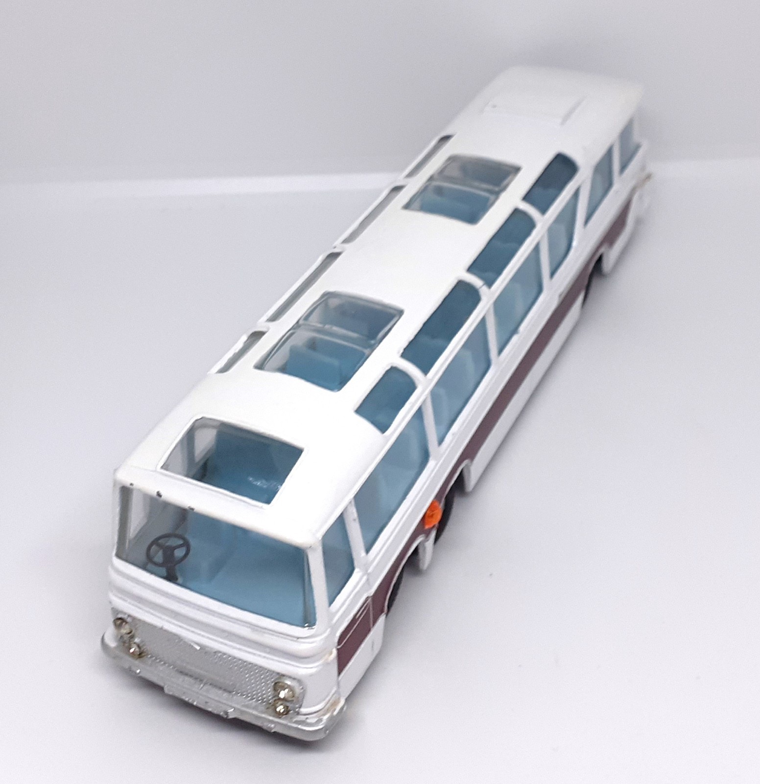 Dinky 954, Vega Major Luxury Coach - Free Price Guide & Review