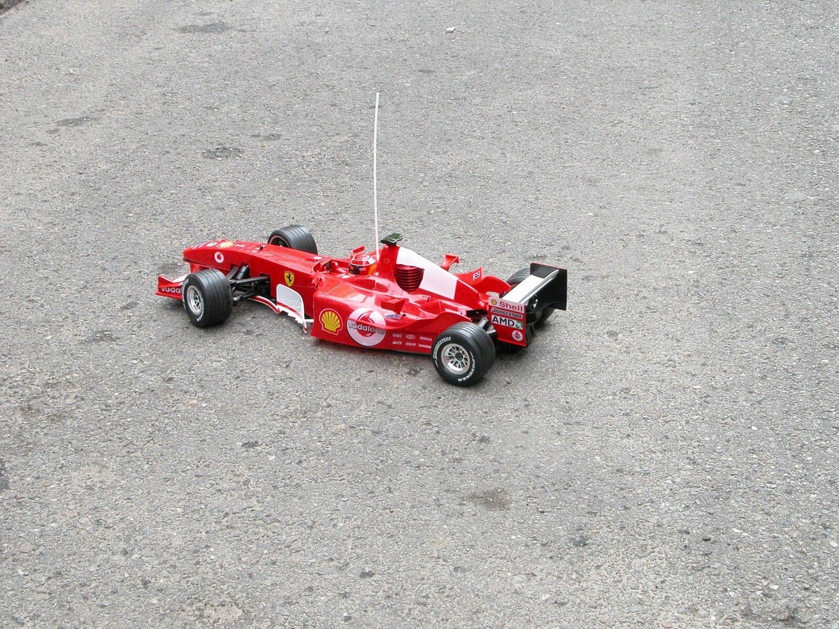 ディアゴスティーニ 1/8エンジン ラジコン F1 フェラーリ F2004 京商