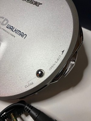 SONY 15th Anniversary CD Walkman D-E01 with Remote and Accessories