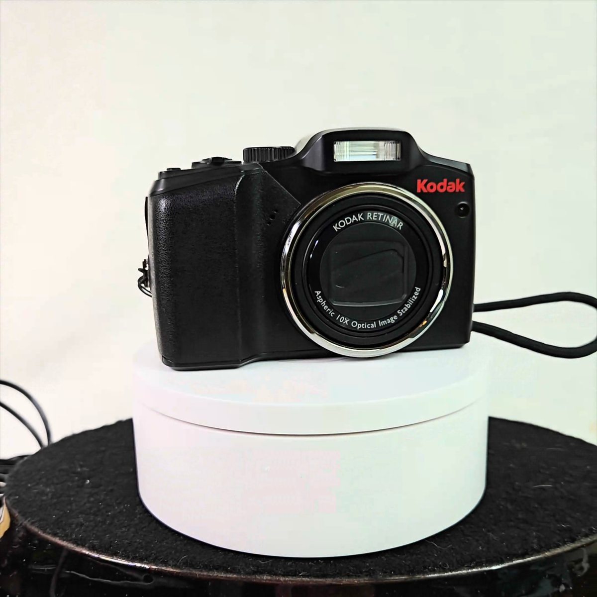 Kodak Z915 10MP 10X Zoom. Also, Makes Videos and Slow Motion. Same