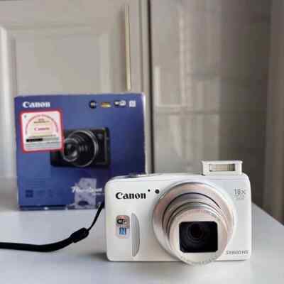 Canon PowerShot SX600 HS 本体と付属品 Canon PowerShot SX600 HS