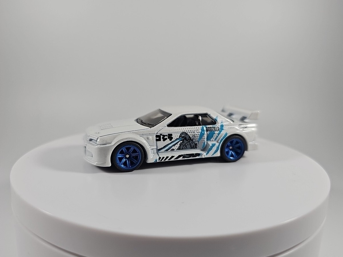 Hot Wheels Nissan Skyline GTR r34 White Godzilla With Real Riders