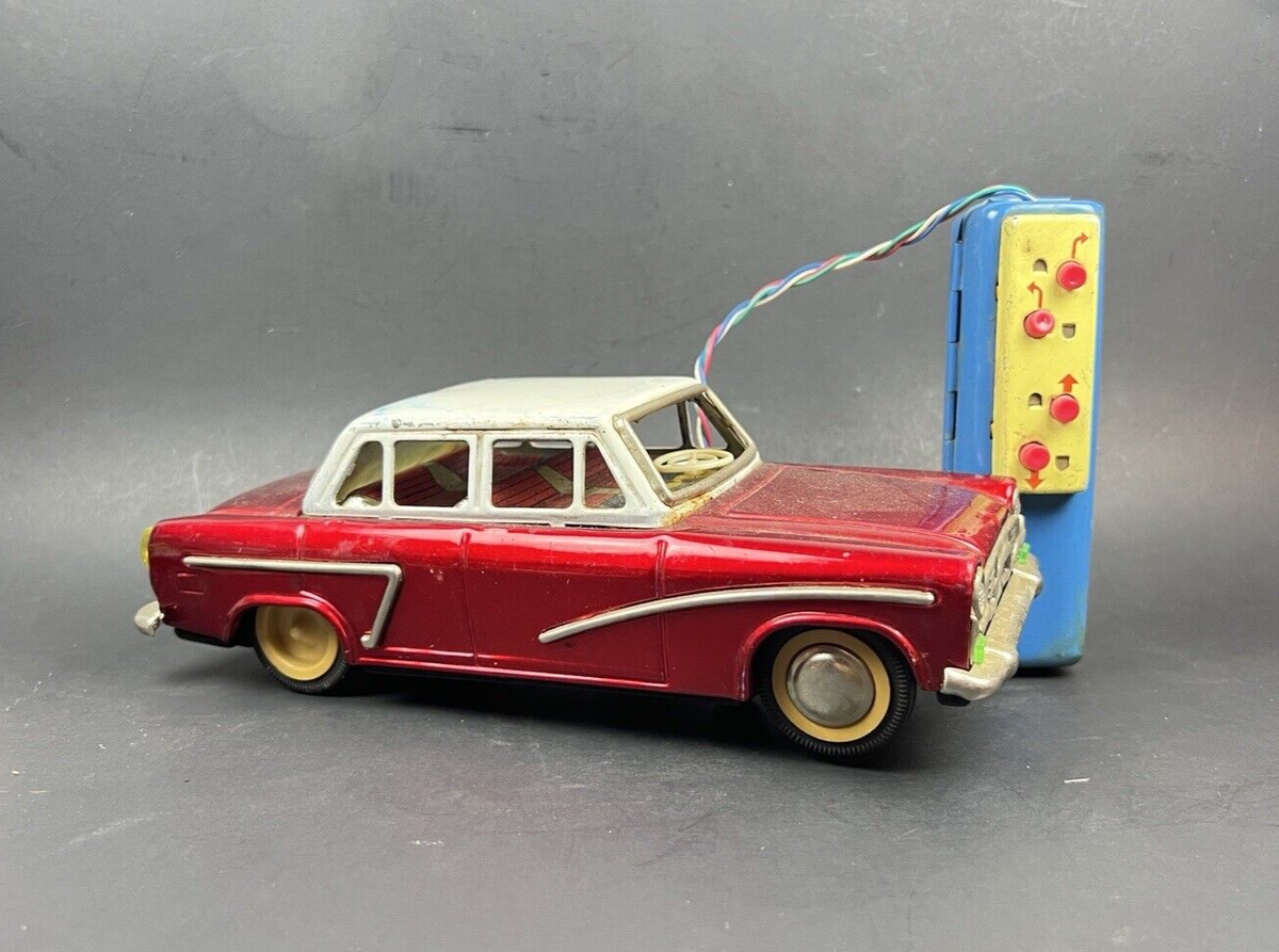 Vintage 1960s ME-746 Chinese Shanghai Sedan Battery Operated Tin